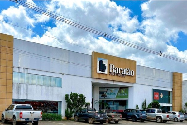 Cimento é vendido com preço de atacado em grande promoção do Baratão