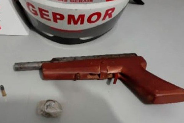 Jovem com passagem por homicídio é preso com arma de fogo juntamente com inabilitado