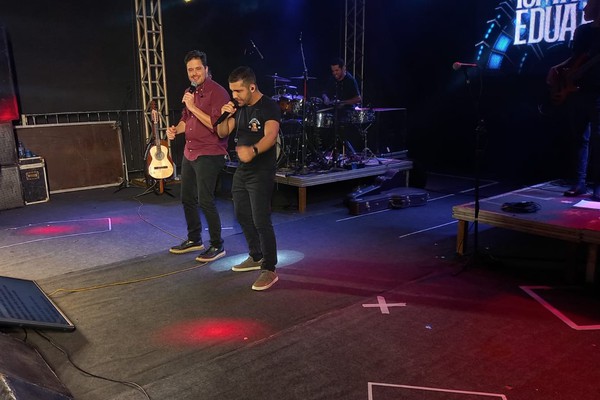 Ismael e Eduardo enfileiram “Assunto Delicado”, “Mágica”, “Haja colírio” e levantam o público; ao vivo