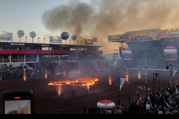 Queima de fogos no início das finais do rodeio encanta milhares de pessoas; veja ao vivo