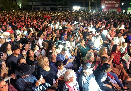 Com show de fogos, “Amor de primavera” levanta a multidão na Fenapraça; veja ao vivo