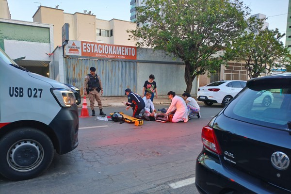 Motociclista de 23 anos fica ferida após bater na traseira de carro no Centro de Patos de Minas