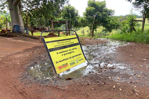 Morador denuncia esgoto que corre a céu aberto há cerca de quatro meses, em Patos de Minas