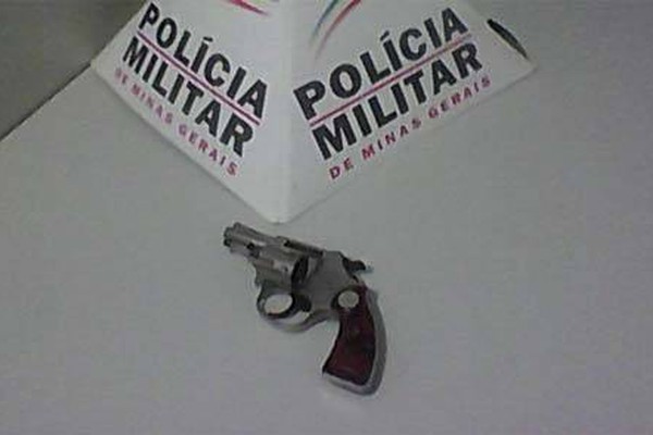 Homem é preso com arma em Carmo do Paranaíba após disparar em família