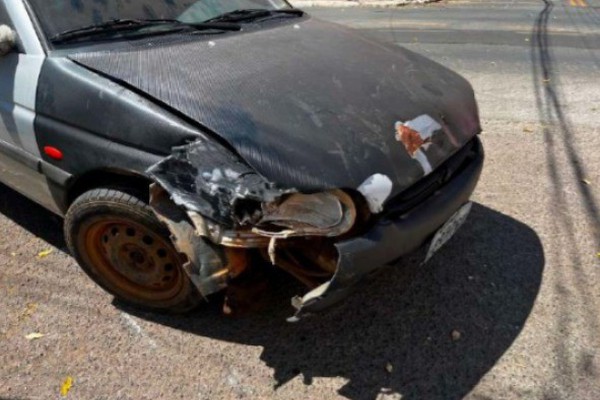 Condutor com CNH vencida e sinais de embriaguez é preso após colidir com poste em Patos de Minas