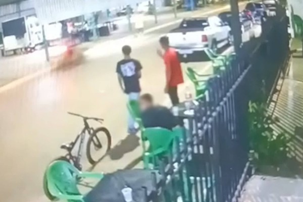 Câmera mostra o momento em que motociclista atropela pedestre em Varjão de Minas; uma pessoa morreu