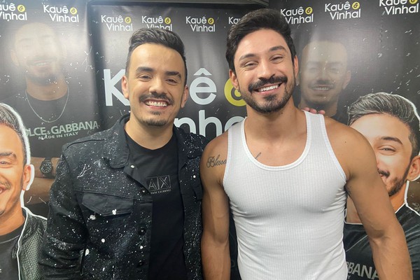 Kauê e Vinhal se preparam pra subir no palco principal; veja ao vivo