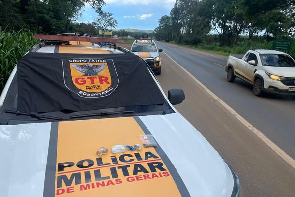 Passageiro de carro é preso com crack, cocaína e maconha na BR146, em Patos de Minas