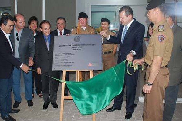 Autoridades inauguram 16 câmeras que monitorarão centro de Patos de Minas