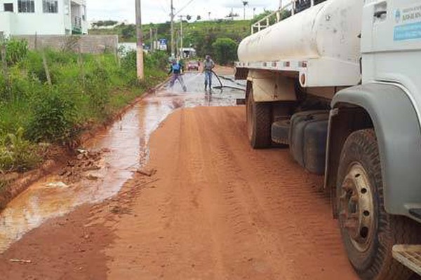 Bueiros cobertos por lixo contribuem para a ocorrência de alagamentos na cidade