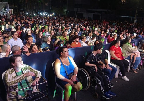 Espaço especial em frente ao palco principal garante acessibiliade a pessoas com deficiência; veja ao vivo