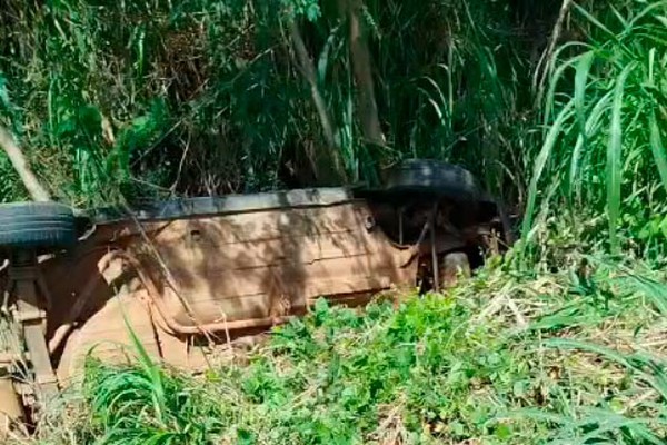 Pai e filha saem ilesos após carro capotar diversas vezes na BR354, em Patos de Minas