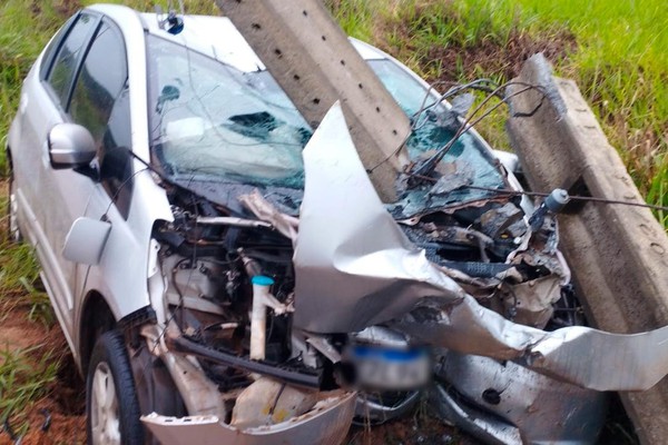 Militar cochila ao volante ao sair do trabalho e acerta em cheio poste de iluminação; ninguém se feriu