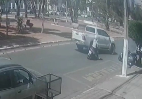Motociclista precisa ser socorrida na Av. Getúlio Vargas após mais um acidente com caminhonete