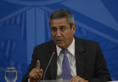 PGR defende que general Braga Netto siga em prisão preventiva
