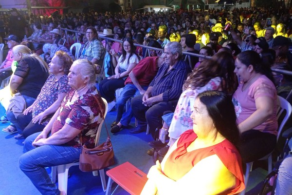 Pessoas com deficiência podem curtir a Fenapraça em frente ao palco; veja ao vivo