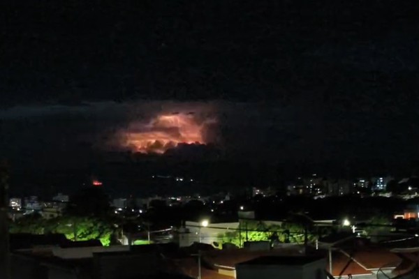 Morador registra sequência impressionante de relâmpagos no mesmo local em Patos de Minas