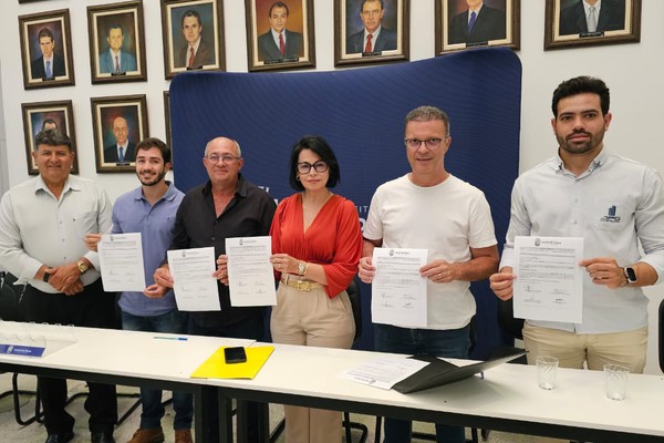 Prefeitura assina ordens de serviço para revitalização do Teatro, de monumentos históricos e para construção de ponte