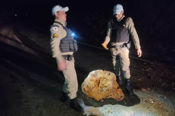 Polícia Militar Rodoviária alerta para o desmoronamento de pedras em trechos da BR 146