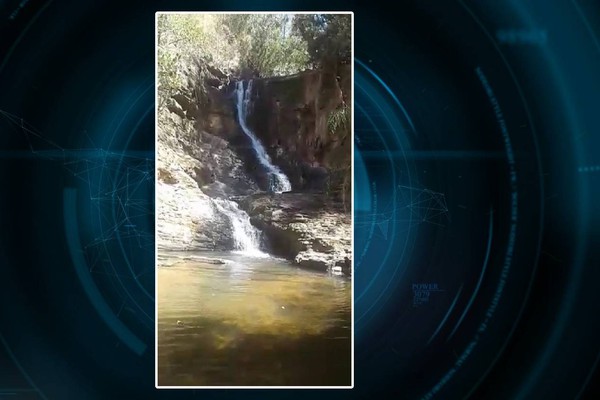 Moradores mostram cachoeira e comemoram o bom resultado do cercamento de nascentes