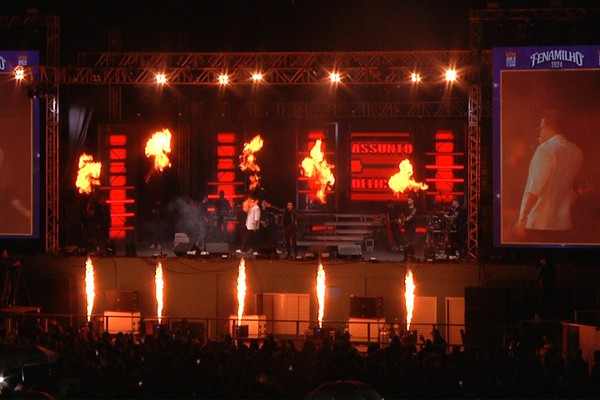 Com fogos e show de luzes, Guilherme e Benuto abrem show na Fenamilho 2024 com "Assunto Delicado"; veja