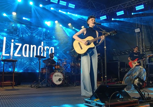Lizandra recorda tempos de barzinho em Patos de Minas e canta o sucesso "Vem meu amor"; veja ao vivo
