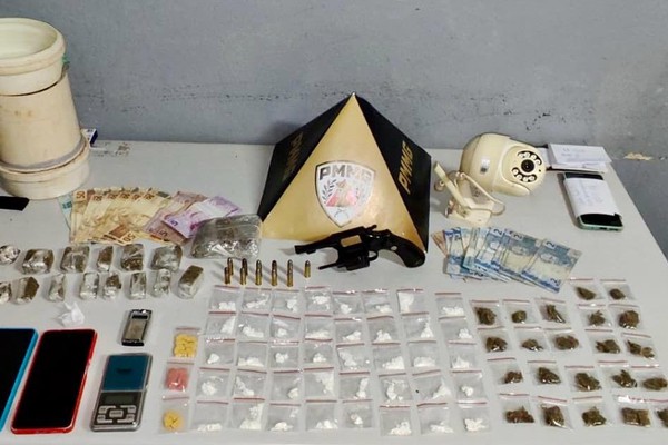Após denúncia anônima, polícia encontra drogas, arma e munições e prende dupla em Patos de Minas