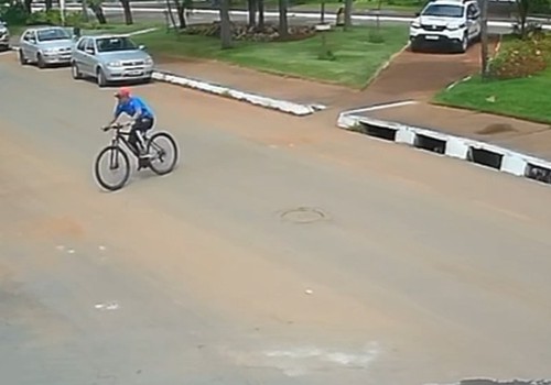 Ciclista foge, sobe em canteiro central, mas polícia vai atrás e ele acaba preso