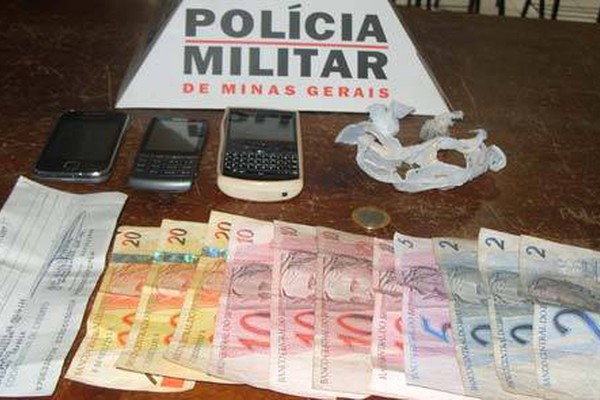 Tráfico de drogas em Carmo do Paranaíba leva quatro pessoas para a Delegacia