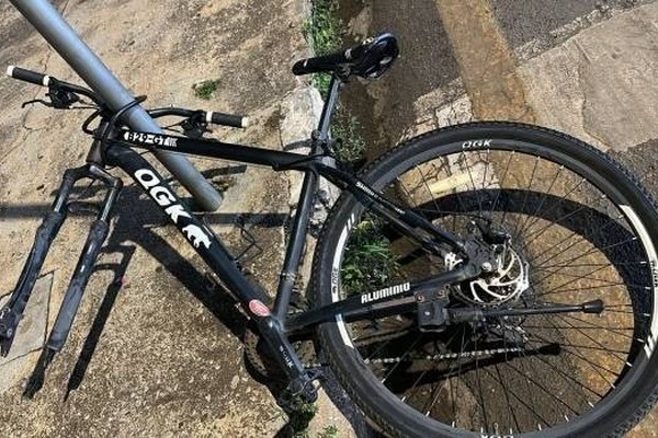 Jovem tenta romper cadeado de bicicleta no Centro, não consegue e furta apenas roda; ele foi preso