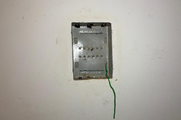 Criminosos invadem associação, furtam fiação e causam prejuízo de R$40mil em Patos de Minas