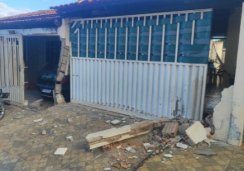 Jovem é preso em Varjão de Minas após perder controle de carro e bater em duas residências