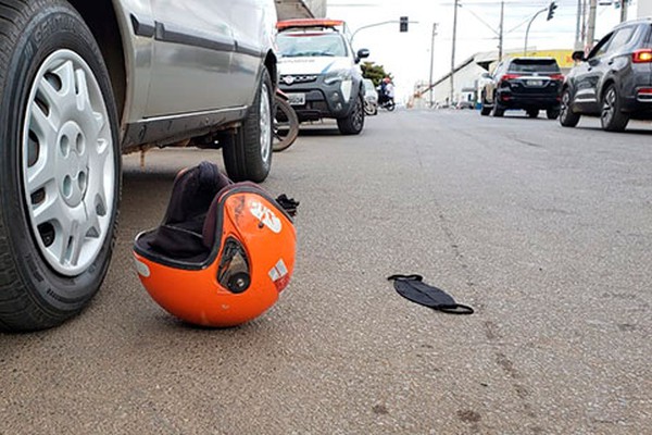 Batida de carro e moto deixa condutor ferido na rua Joaquim das Chagas em Patos de Minas