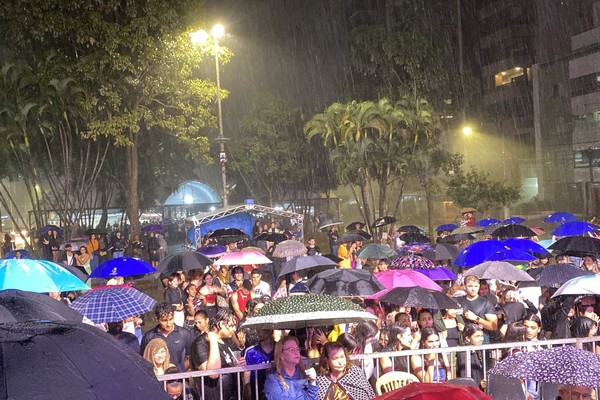 Chuva molha palco e Festival de Dança precisa ser cancelado na Fenapraça 2026; veja como foi