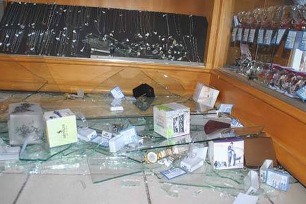 Assaltante quebra relojoaria para roubar joias e trio é preso pela PM na BR365