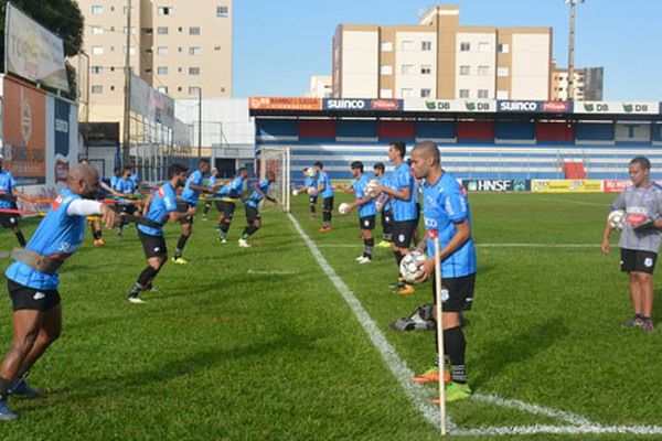 URT apresenta novo jogador e treina em preparação para a estreia na série D do Brasileiro