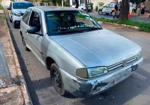 Carro volta em morro, atinge veículo de trás e motorista acaba preso em Patos de Minas