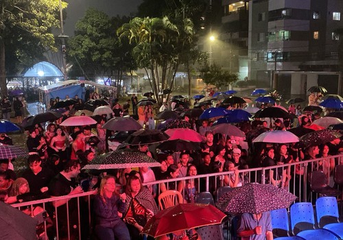 Chuva brinda público no Festival de Dança na Praça do Antigo Fórum; veja ao vivo
