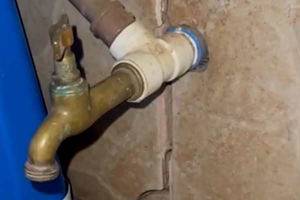 Moradores do Alto Limoeiro sofrem com falta de água há dois dias; Copasa disse que problema seria solucionado na sexta