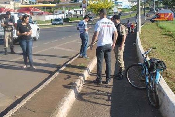 Ciclista fica ferido ao tentar cruzar pistas da JK e caminhão bate em poste
