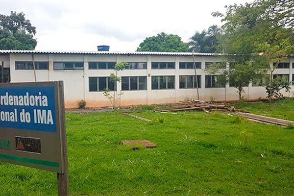 Indivíduo quebra janela com pedaço de pau e furta tablets e notebooks do IMA em Patos de Minas