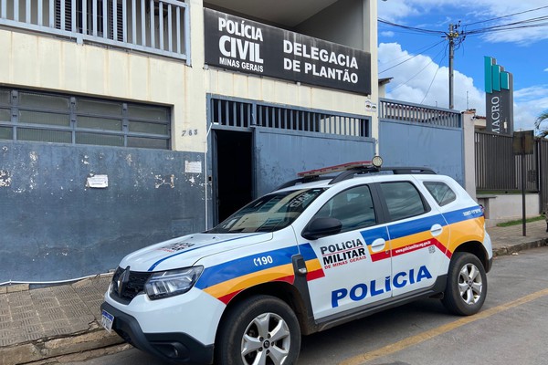 Homem é preso ao tentar sair de supermercado com carnes escondidas dentro da roupa, em Patos de Minas