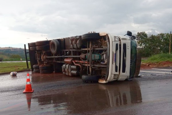Jovem fica ferido depois de perder controle e tombar caminhão carregado de arroz em Lagoa Formosa