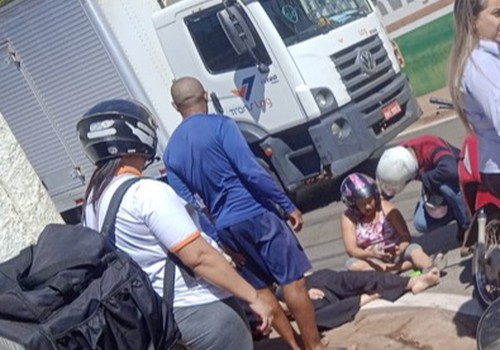 Motociclista fica ferida em acidente com duas motos na Rua São Geraldo