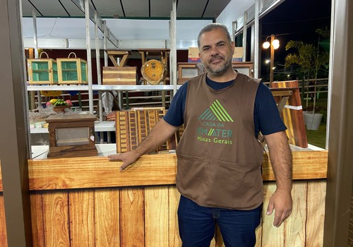Marceneiro aposta na criatividade para cativar compradores na Vila da Agricultura Familiar; veja ao vivo