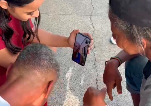 Tininho grava vídeo para loja de roupas e é reconhecido por familiares que não o viam há décadas