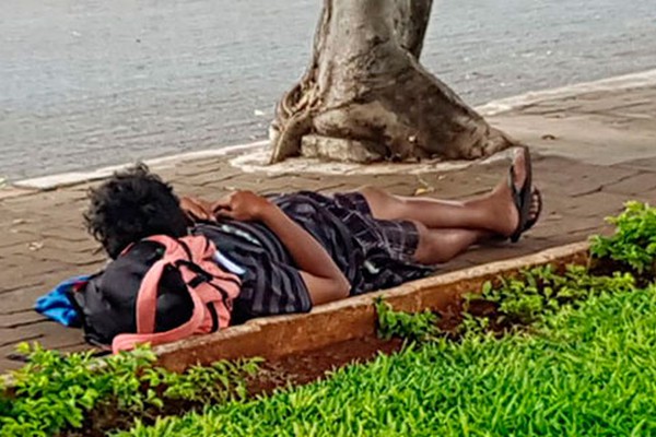 Campanha da Prefeitura de Patos de Minas quer estimular as pessoas a não darem esmola