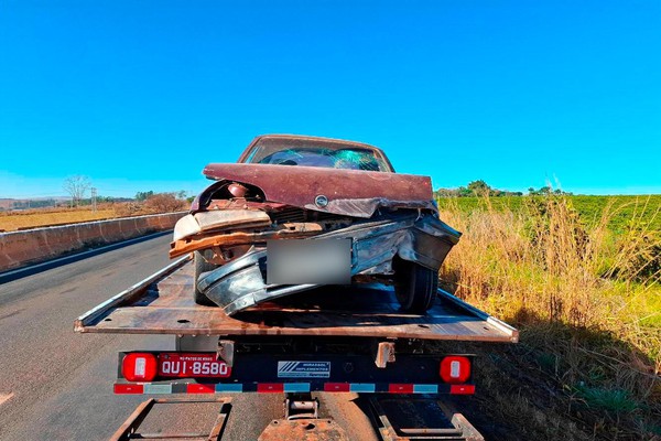 Leite derramado na pista provoca acidente com vítima na BR 352, em Patos de Minas