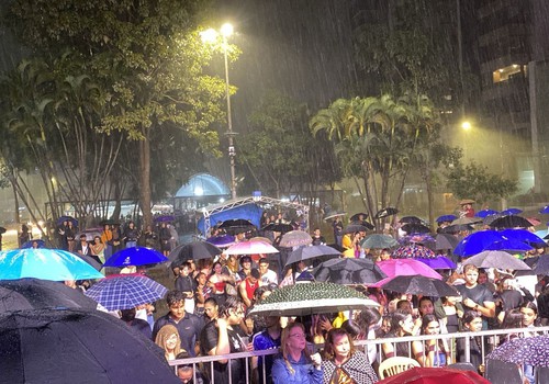Chuva molha palco e Festival de Dança precisa ser cancelado na Fenapraça 2026; veja como foi