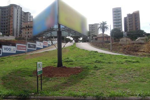 Outdoor particular instalado em terreno da Prefeitura gera reclamação em Patos de Minas